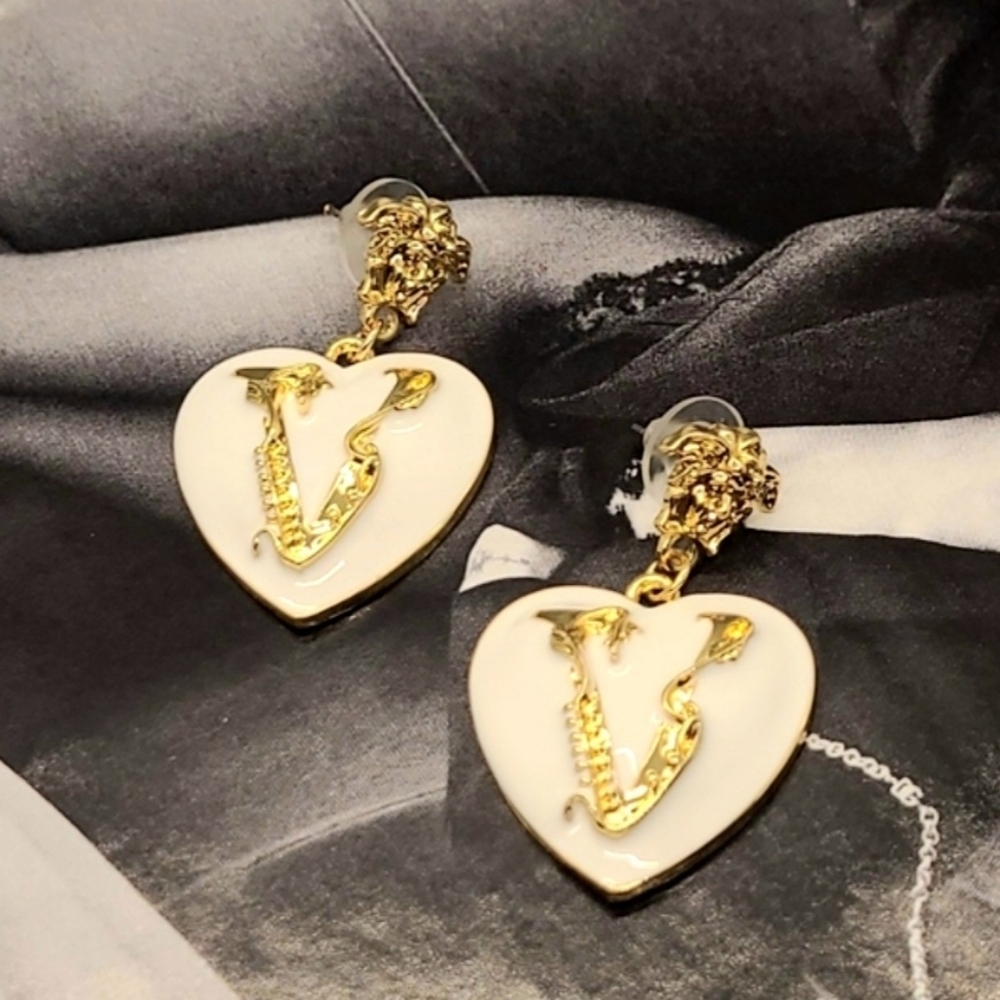 NWT Luxury V Medusa European V-shaped Geometric White Enamel Gold Earrings